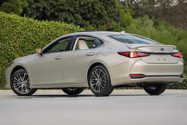 Photo of 2025 Moonbeam Beige Metallic Lexus ES 300h
