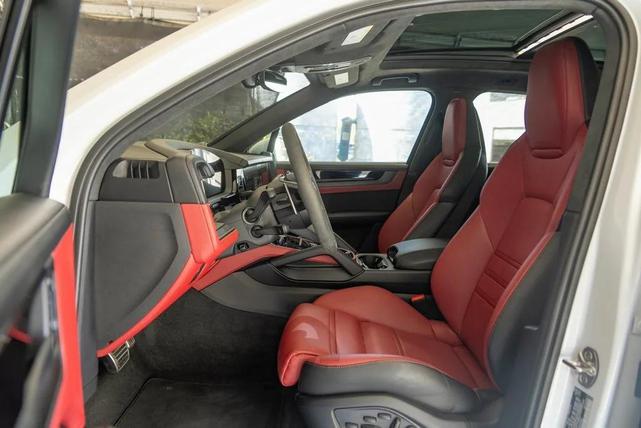 Photo of 2025 Carrara White Metallic Porsche Cayenne
