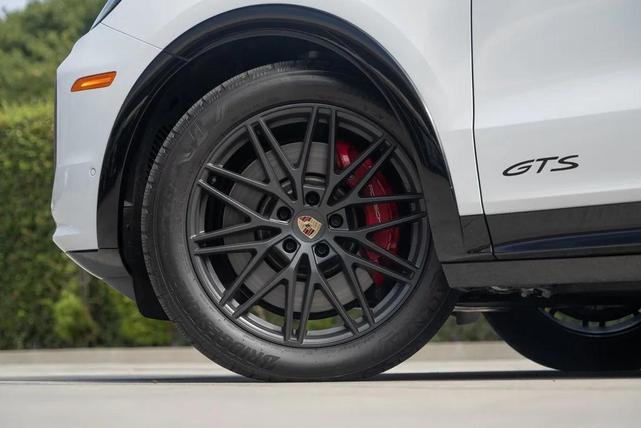 Photo of 2025 Carrara White Metallic Porsche Cayenne
