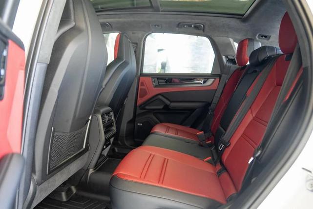 Photo of 2025 Carrara White Metallic Porsche Cayenne