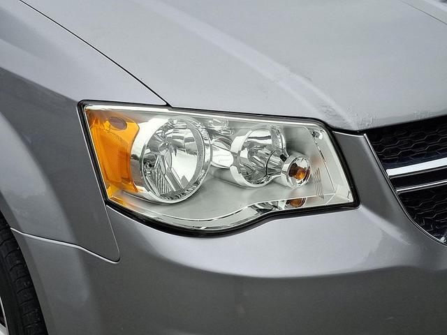 Photo of 2017 Granite Pearlcoat Dodge Grand Caravan