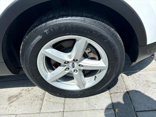 Photo of 2018 White Ford Explorer