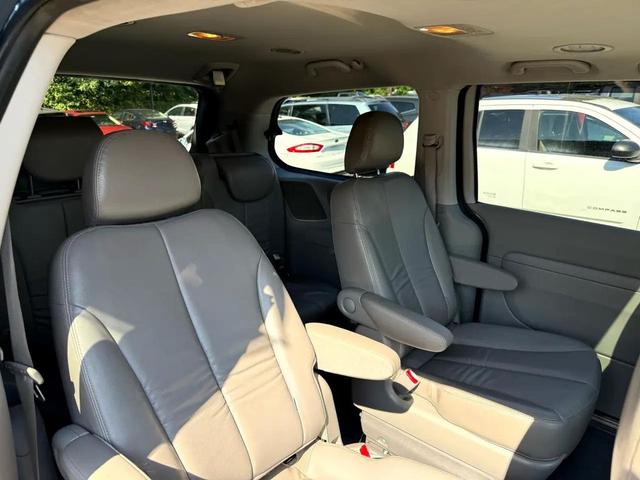 Photo of 2012 Glacier Blue Kia Sedona