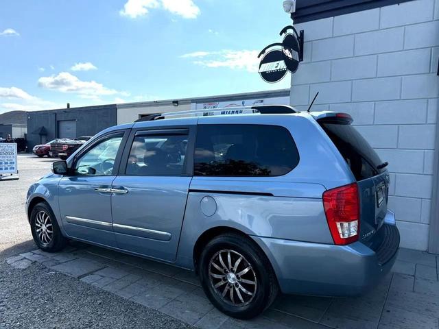 Photo of 2012 Glacier Blue Kia Sedona