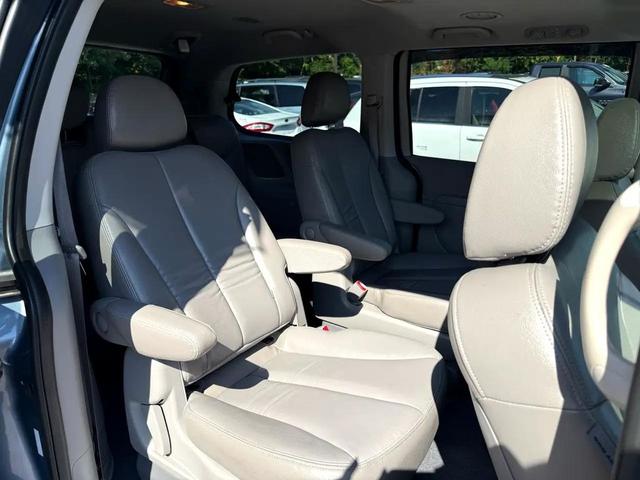 Photo of 2012 Glacier Blue Kia Sedona