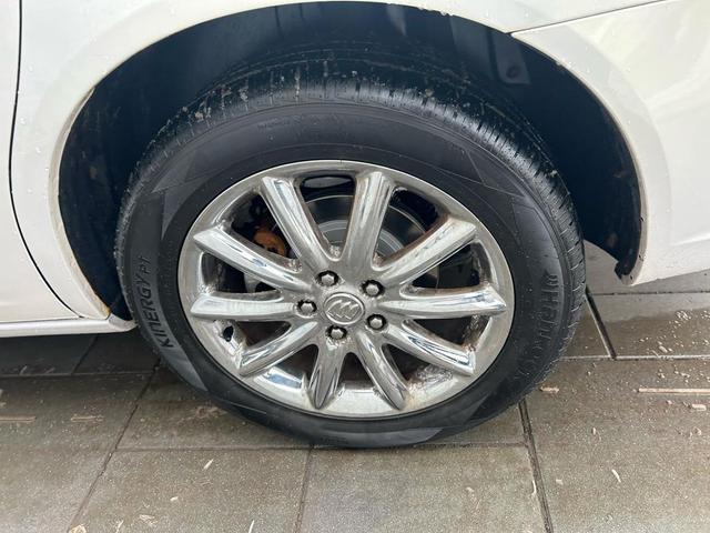 Photo of 2006 White Gold Flash Tricoat Buick Lucerne