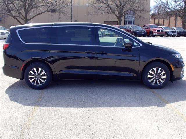 Photo of 2025 Diamond Black Chrysler Pacifica Hybrid