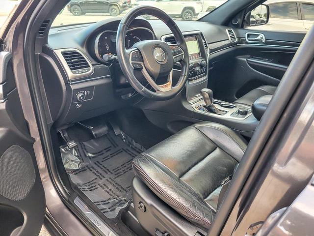 Photo of 2018 Diamond Black Crystal Pearlcoat Jeep Grand Cherokee