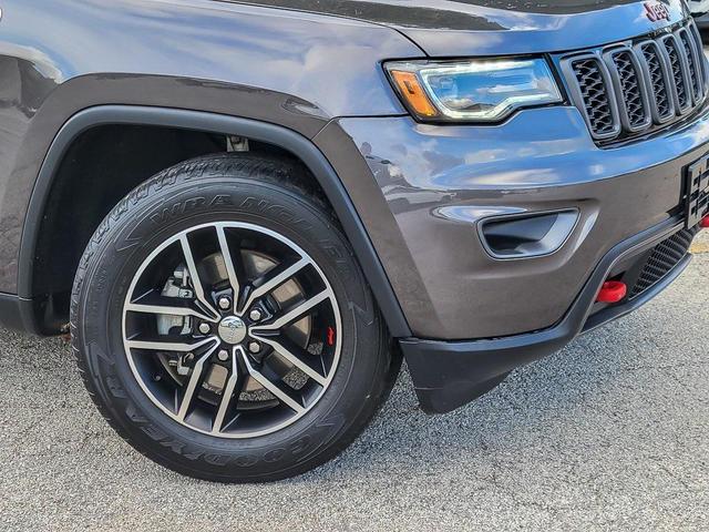 Photo of 2018 Diamond Black Crystal Pearlcoat Jeep Grand Cherokee