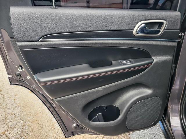 Photo of 2018 Diamond Black Crystal Pearlcoat Jeep Grand Cherokee