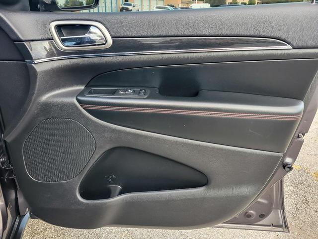 Photo of 2018 Diamond Black Crystal Pearlcoat Jeep Grand Cherokee