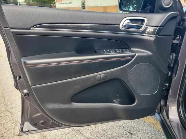 Photo of 2018 Diamond Black Crystal Pearlcoat Jeep Grand Cherokee