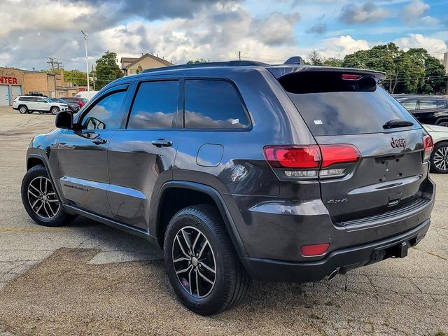 Photo of 2018 Diamond Black Crystal Pearlcoat Jeep Grand Cherokee