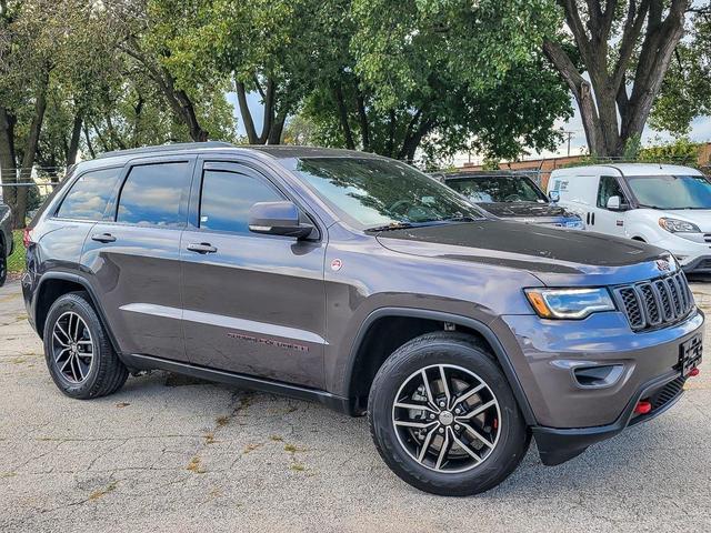 Photo of 2018 Diamond Black Crystal Pearlcoat Jeep Grand Cherokee