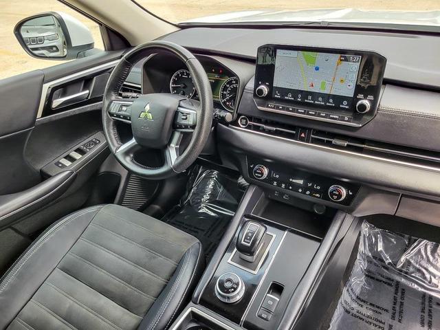 Photo of 2023 White Diamond Mitsubishi Outlander