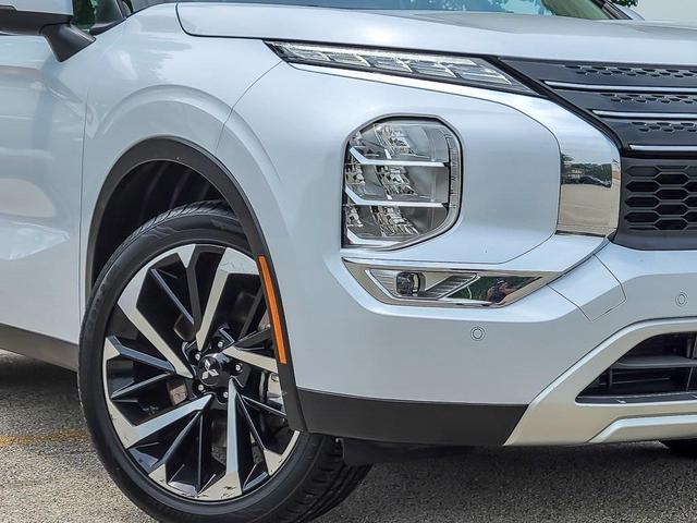 Photo of 2023 White Diamond Mitsubishi Outlander