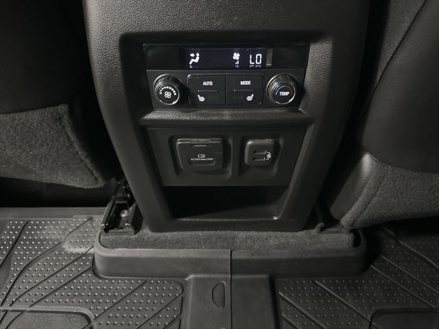 Photo of 2022 Iridescent Pearl Tricoat Chevrolet Traverse