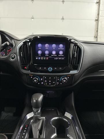 Photo of 2022 Iridescent Pearl Tricoat Chevrolet Traverse