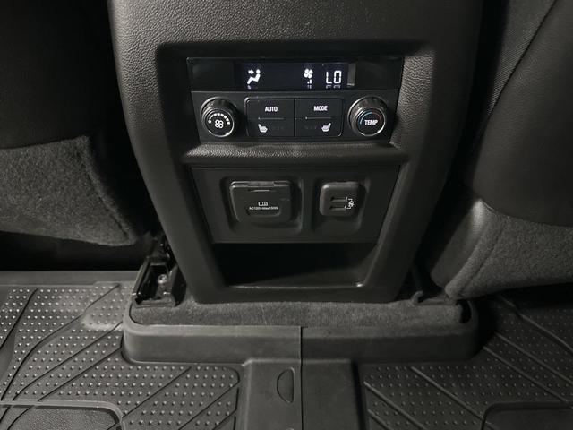 Photo of 2022 Iridescent Pearl Tricoat Chevrolet Traverse