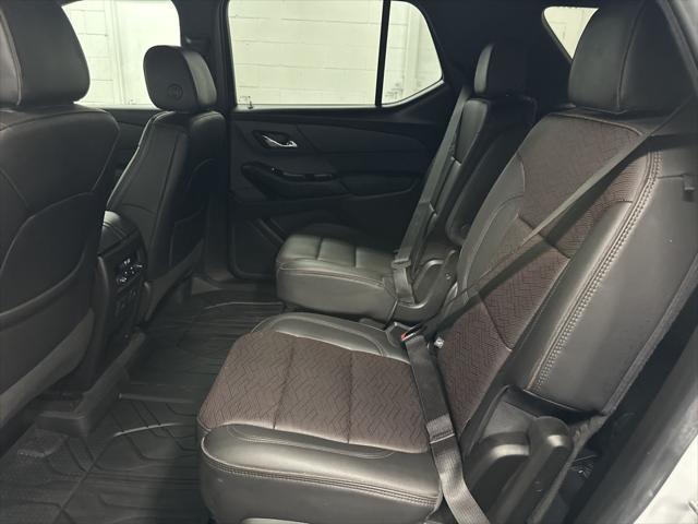 Photo of 2022 Iridescent Pearl Tricoat Chevrolet Traverse