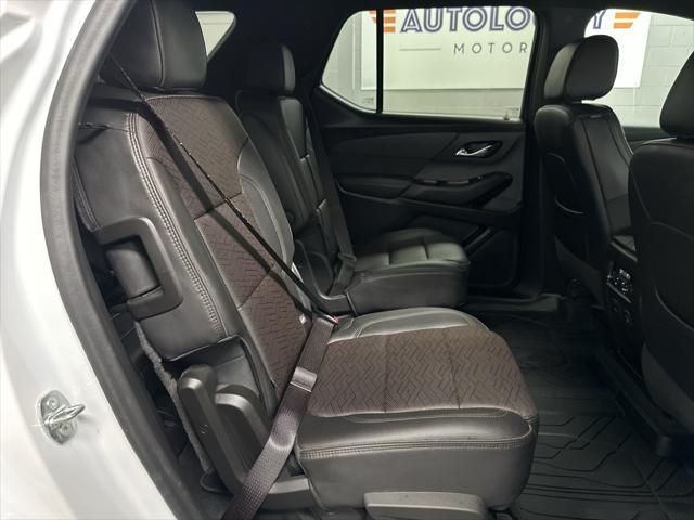 Photo of 2022 Iridescent Pearl Tricoat Chevrolet Traverse
