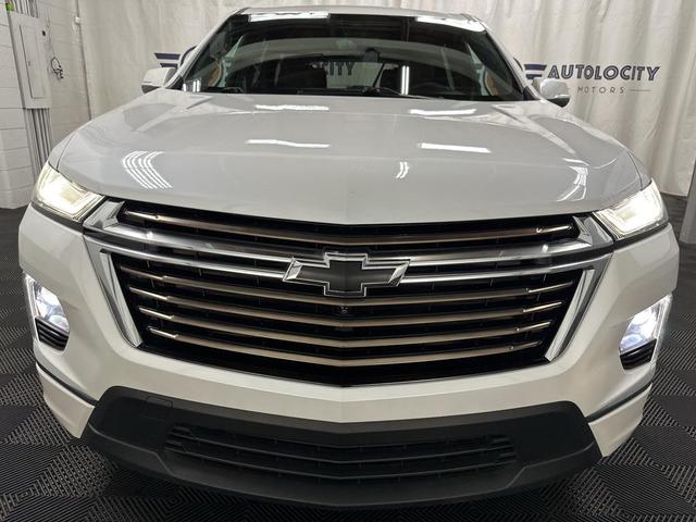 Photo of 2022 Iridescent Pearl Tricoat Chevrolet Traverse