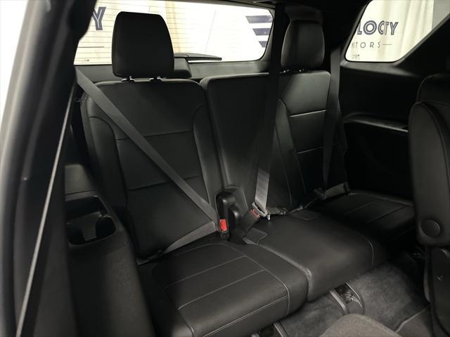 Photo of 2022 Iridescent Pearl Tricoat Chevrolet Traverse