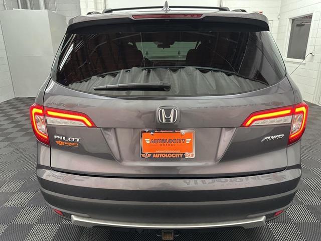 Photo of 2019 Lunar Silver Metallic Honda Pilot