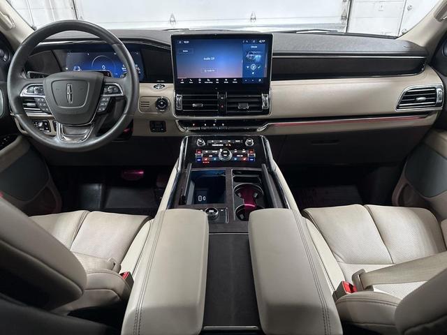 Photo of 2024 Silver Radiance Metallic Clearcoat Lincoln Navigator