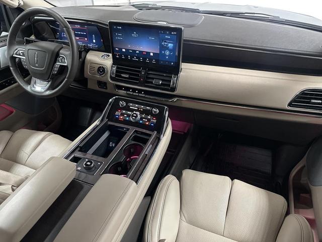 Photo of 2024 Silver Radiance Metallic Clearcoat Lincoln Navigator
