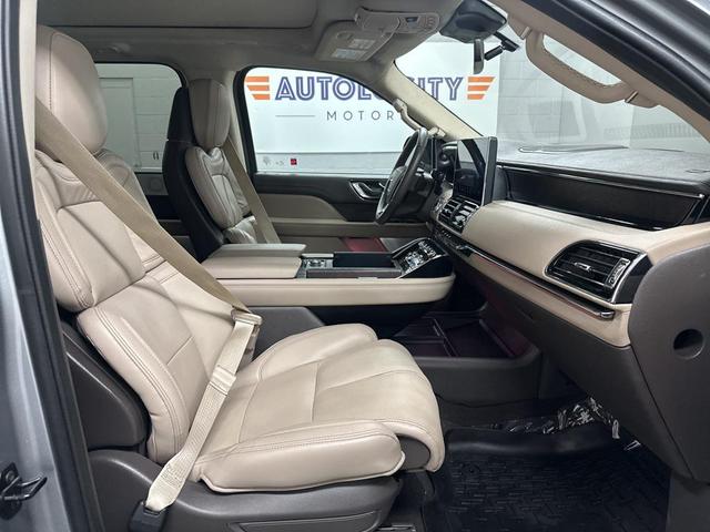 Photo of 2024 Silver Radiance Metallic Clearcoat Lincoln Navigator