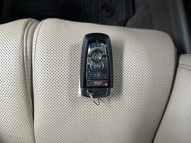 Photo of 2024 Silver Radiance Metallic Clearcoat Lincoln Navigator