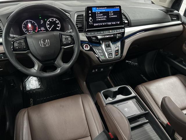 Photo of 2025 Platinum White Pearl Honda Odyssey