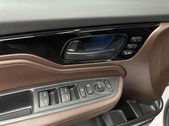 Photo of 2025 Platinum White Pearl Honda Odyssey