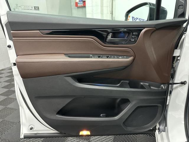 Photo of 2025 Platinum White Pearl Honda Odyssey