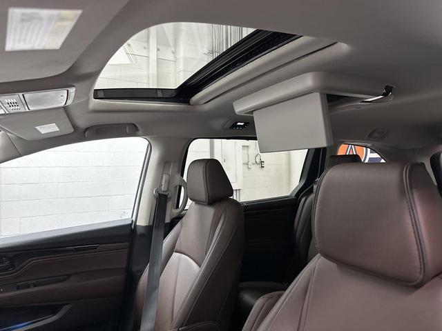 Photo of 2025 Platinum White Pearl Honda Odyssey