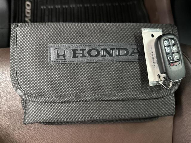 Photo of 2025 Platinum White Pearl Honda Odyssey