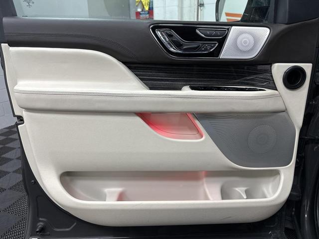 Photo of 2023 Chroma Caviar Dark Gray Metallic Clearcoat Lincoln Navigator