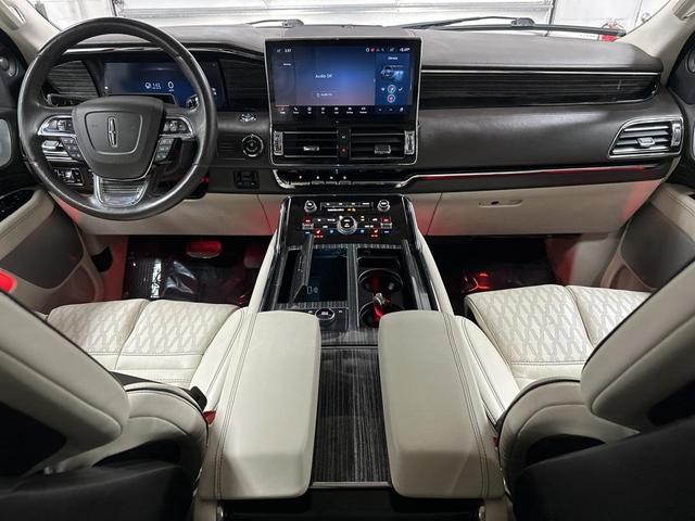 Photo of 2023 Chroma Caviar Dark Gray Metallic Clearcoat Lincoln Navigator