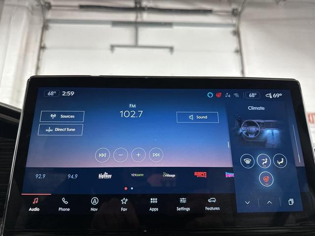 Photo of 2023 Chroma Caviar Dark Gray Metallic Clearcoat Lincoln Navigator