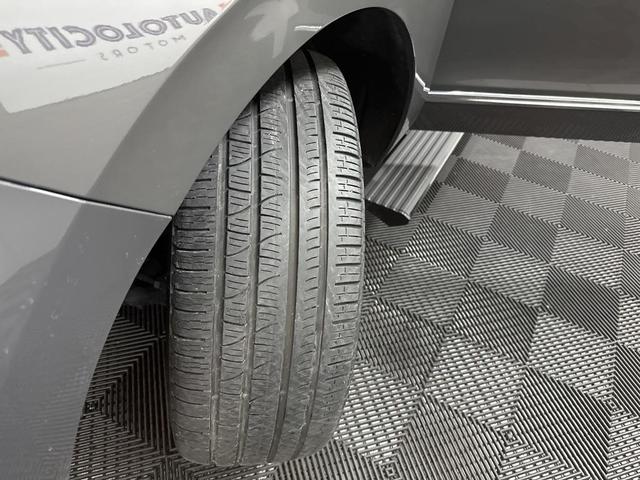 Photo of 2023 Chroma Caviar Dark Gray Metallic Clearcoat Lincoln Navigator