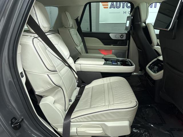 Photo of 2023 Chroma Caviar Dark Gray Metallic Clearcoat Lincoln Navigator