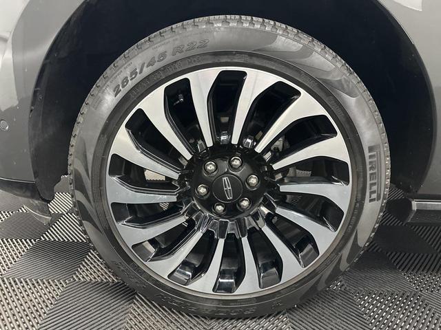 Photo of 2023 Chroma Caviar Dark Gray Metallic Clearcoat Lincoln Navigator