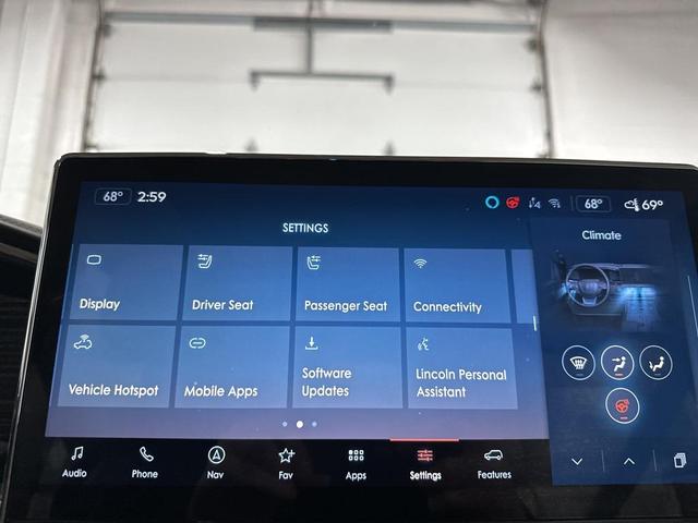 Photo of 2023 Chroma Caviar Dark Gray Metallic Clearcoat Lincoln Navigator