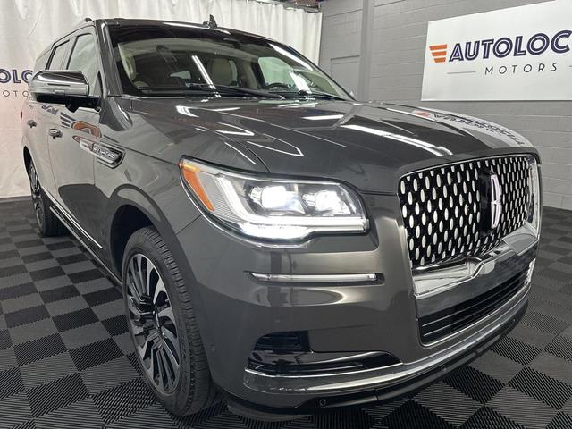 Photo of 2023 Chroma Caviar Dark Gray Metallic Clearcoat Lincoln Navigator