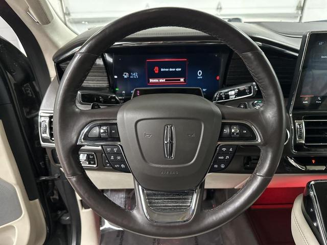 Photo of 2023 Chroma Caviar Dark Gray Metallic Clearcoat Lincoln Navigator