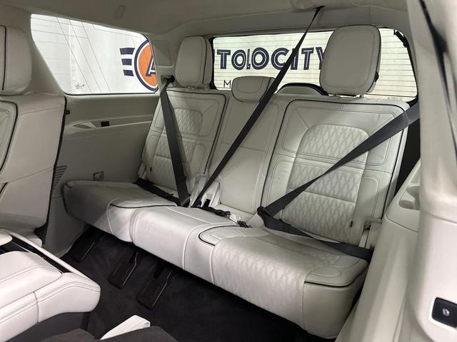 Photo of 2023 Chroma Caviar Dark Gray Metallic Clearcoat Lincoln Navigator