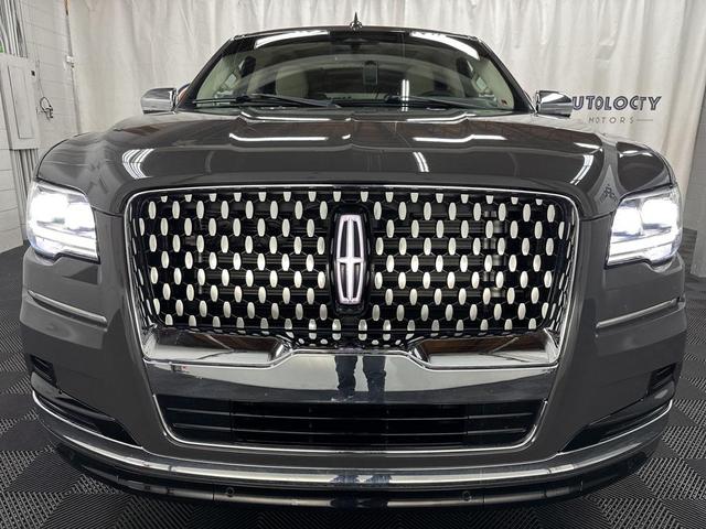 Photo of 2023 Chroma Caviar Dark Gray Metallic Clearcoat Lincoln Navigator