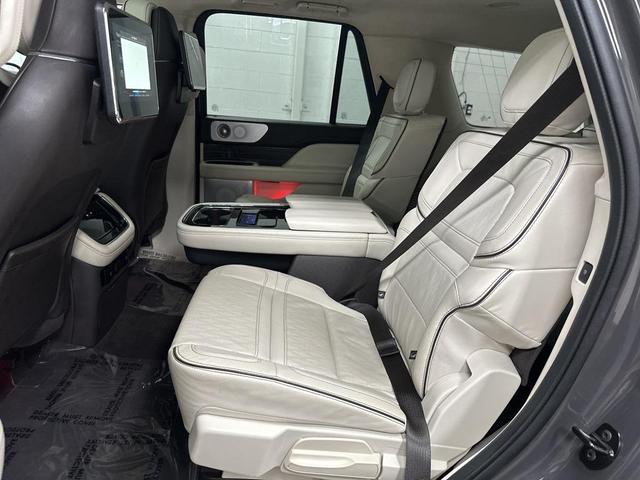Photo of 2023 Chroma Caviar Dark Gray Metallic Clearcoat Lincoln Navigator