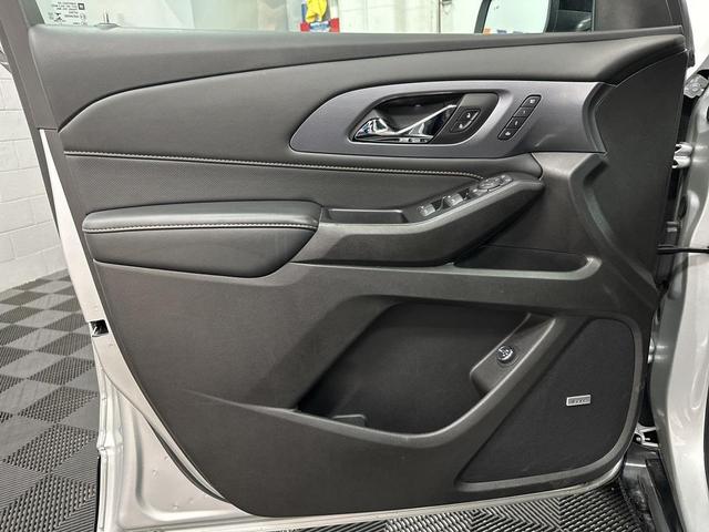 Photo of 2021 Silver Ice Metallic Chevrolet Traverse